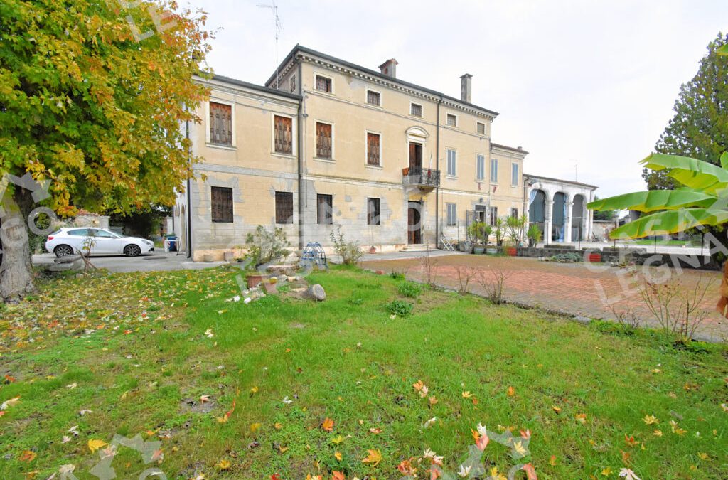 Villa storica con ampio giardino piantumato